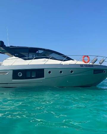 Charter a yacht in the south of france