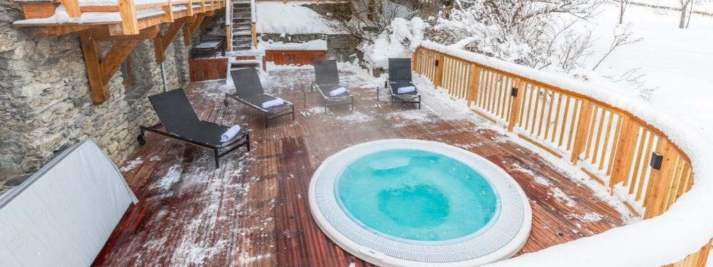 Outdoor Jacuzzi – Relaxation with Panoramic Mountain Views