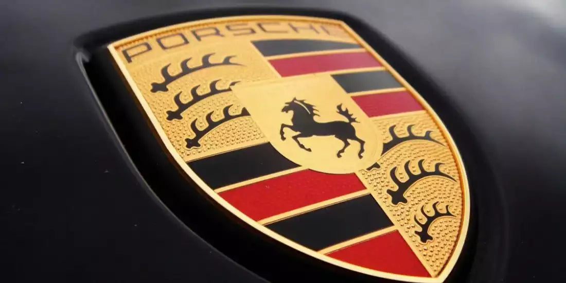 Explorez les Alpes françaises avec style grâce à notre service de location Porsche à Courchevel
